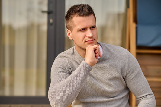 Homme luttant contre les ruminations mentales après une rupture