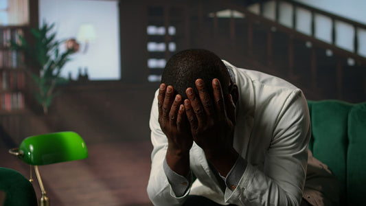 Homme en crise émotionnelle appliquant le protocole 48 heures