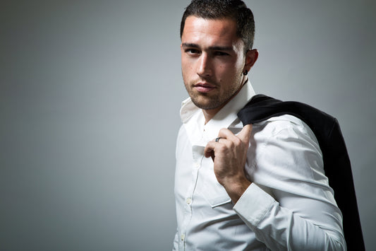 Homme reconstruisant son estime de soi après une rupture