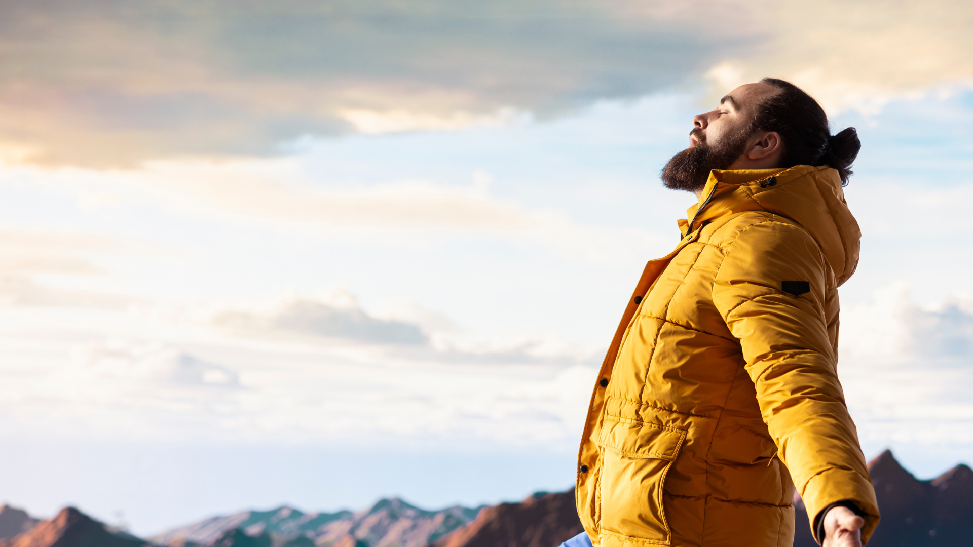 Homme contemplant l'horizon symbolisant reconstruction et renouveau masculin